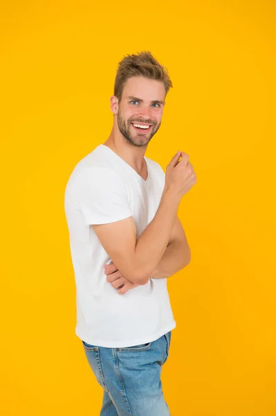 Disfrutando del verano. atuendo casual de verano. joven estudiante feliz. concepto de barbería. chico guapo con la luz sin afeitar. hombre sexy sobre fondo amarillo. estilo de belleza masculina. modelo de moda carismática — Foto de Stock