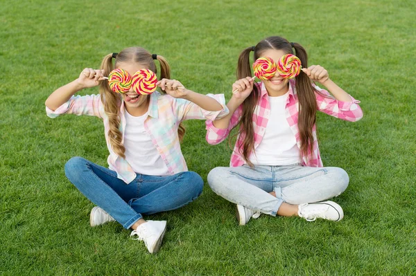 Non crederai ai ai tuoi occhi. Bel look. Bambini felici con bicchieri di caramelle. Aspetto di bellezza delle bambine. Bellezza e moda. Look alla moda. Negozio di caramelle. Caramelle dure sguardo — Foto Stock