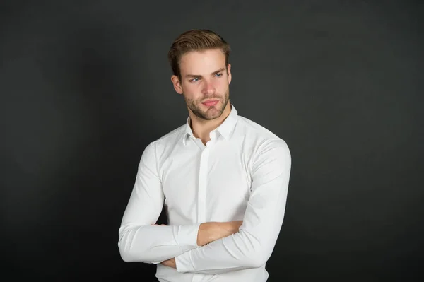 Trabajadores que experimentan desempleo en recesión. Consultor financiero. Trabajadora de cuello blanco. Ropa de hombre estilo formal. Un oficinista guapo. Gestión de la cadena media. Camisa formal de hombre. Moda formal — Foto de Stock