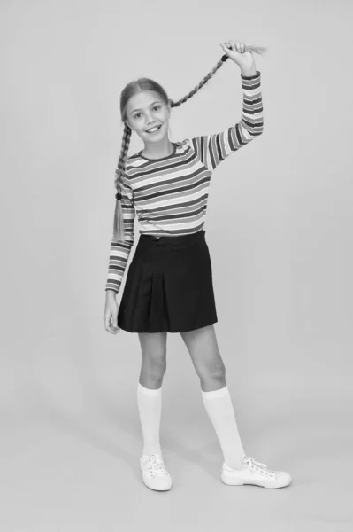 Χαριτωμένο παιδί μοντέρνο και φανταχτερό. Κοριτσάκι που φοράει ρούχα ουράνιο τόξο. Έννοια της θετικότητας. Ευτυχία. Συναισθηματικό παιδί. Κατάστημα μόδας. Πρέπει να έχει αξεσουάρ. Μοντέρνα μόδα. Παιδική μόδα. Μακριά μαλλιά. — Φωτογραφία Αρχείου