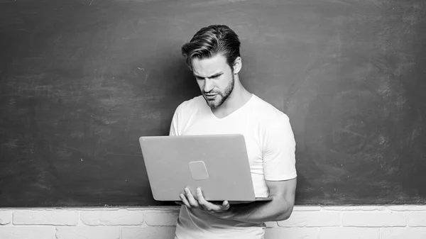 Getting access to an online education. back to school. business school. college teacher use computer technology. student man at e learning class. modern education online. man use 4g internet to study — Stock Photo, Image