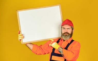 İş adamı. Erkek inşaat işçisi. Sunumu olan adam. İnşaatçı çizelgeyi işaret ediyor. kopyalama alanı. Mimar İşçi Flip çizelgesini tutuyor. Konferans Toplantısı. Bir çevirme çizelgesinde sunulan kişi
