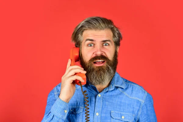 電話してくれ。交渉は成功だ。応答機だ。リード世代の専門家。脚本は？。髭を生やした男の電話の会話。レトロな電話だ。古い技術だ。電話管理ダイアログ通信 — ストック写真