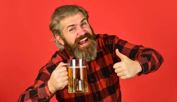 Browar piwny. Brutalny hipster pije piwo. Wszystkiego najlepszego. Zrób łyk. Świętuj z alkoholem. Rzemiosło. Dojrzały brodaty mężczyzna trzyma szklankę piwa. Czas wolny i świętowanie. Mężczyzna pijący piwo w pubie — Zdjęcie stockowe