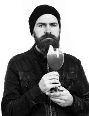 Kafkasyalı vahşi hippi elinde alkollü içecek ya da taze kokteyl tutuyor.