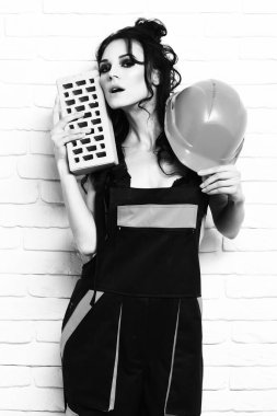 Beyaz duvar arka planında seksi bir müteahhit kız.