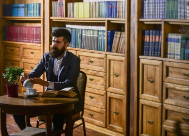 Aristokrat yaşam tarzı konsepti. Klasik takım elbiseli adam oturuyor.