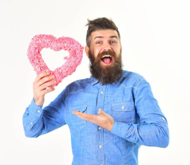 Mutlu yüzlü adam pembe kalbi tutar, aşkın sembolü..