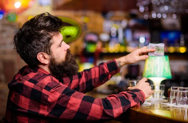 Alkoholos ital koncepció. Guy tölteni szabadidő bárban, disocused háttér. — Stock Fotó