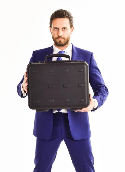 Mann trägt schwarzen Koffer in Händen. Geschäftsmann präsentiert Aktentasche — Stockfoto