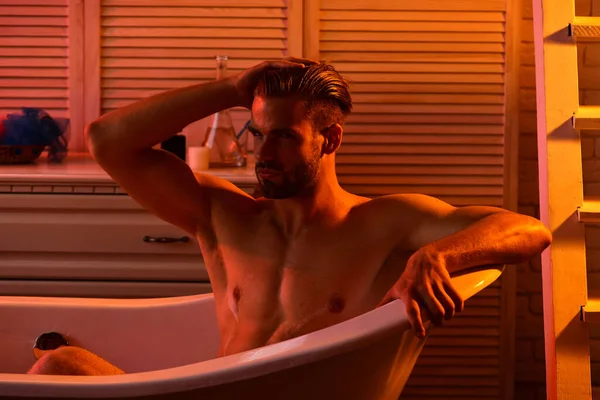 Hombre con barba en baño con ambiente íntimo —  Fotos de Stock