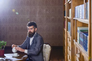 Aristokrat gelenekleri. Aristokrat sert suratlı, çay içiyor..