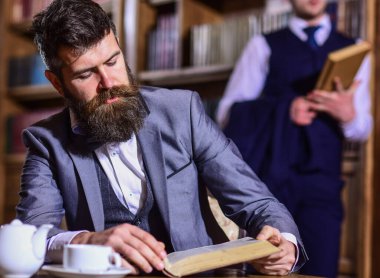 Geçmişe dönük eğlence konsepti. Retro dedektifler antikacıda çalışır..