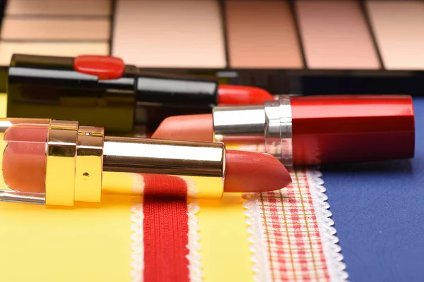 Schoonheidsmiddelen, lippenstift, beige palet, poeder, rouge, concealer. — Stockfoto