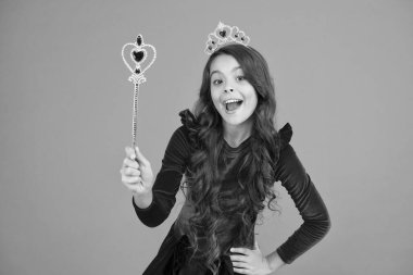 Heyecanlı bebek. Cadılar Bayramı. Büyülü dönüşüm. Düşünsene. Sihir numarası. Sihirli çubuk konsepti. Sihir yapan sevimli bir çocuk. İnanılmaz mucizeler. Küçük çocuk uzun saçlı güzel çocuk. Mutlu çocukluk