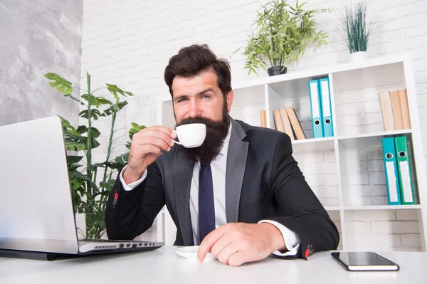À la première heure demain matin. L'homme barbu boit le café du matin au bureau. Le directeur prend un verre chaud le matin. Du thé. Ultime routine matinale — Photo