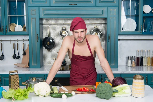 Accetto qualsiasi ordine. uomo in cucina. buon marito e governante. cucinare cibo sano. E 'ora di cena. mangiare farina biologica e naturale. schizzi vitaminici. verdure fresche. sexy macho in cuoco uniforme — Foto Stock