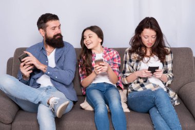 Akıllı telefon oyunu bağımlılığı. Evde aile oyunu oynarız. Çevrimiçi oyun oynuyor. Oyun ve eğlence. Video oyunu. Yeni teknoloji. Modern hayat. Gerçeklerden kaçmak