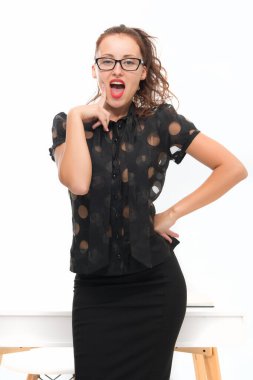 Şaşırdım bayan patron. Sınıftaki seksi öğrenci. Okula dönüyorum. Bayan öğretmen gözlük takıyor. Ofis için şık bir moda. İş yerindeki CEO kadın. Güzellik ve moda. İş kadını ya da sekreteri