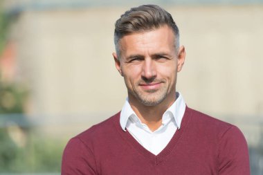 Seçimine güveniyor. Mor kazaklı adam. Daha zarif görün. İş başarısı. Zarafet modada kalır. İyi giyimli bir adam. Seksi adamın modern görünüşü. Sıradan kıyafetlerle manken olmak.