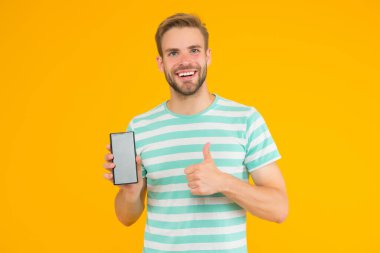 Test ettiğimiz en iyi telefon. Mutlu adam telefona onay veriyor. Yakışıklı adam cep telefonunu tutuyor. Modern hayat. Cep telefonu iletişimi. Yeni teknoloji. 3G mi? 4G mi? Akıllı telefon her zamankinden daha iyi.