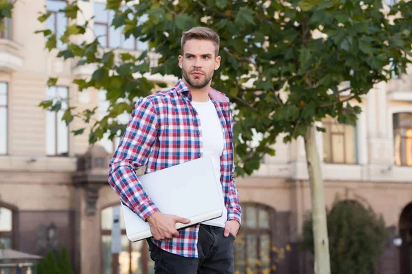 Začínáme podnikat. Millennial vytvořit obchod. Moderní obchod. Moderní technologie. Student na venkovním univerzitním kampusu. Online komunikace. Surfování na internetu. Man developer hold laptop — Stock fotografie