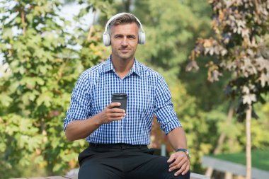 Ses dersleri dinliyordum. Her zaman çalışıyor. Çevrimiçi iletişim. Çaba harcamadan Uzaktan İşçileri Organize et. Müdür için podcast. Müzik servisi. Kahve içerken podcast dinleyen yakışıklı adam.