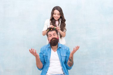 Evde kızıyla babalar günü. Kızın babasının saçını yapıyor. Küçük kızı olan yakışıklı bir baba. Mutlu baba ve kız. Küçük kız babasını seviyor. Babalar günün kutlu olsun. aile