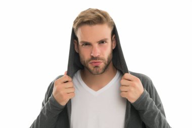 Kapüşonlu ve traşsız. Tıraşsız adam beyazda izole edilmiş. Genç modelin tıraşsız görünüşü. Tıraşsız yüzlü yakışıklı bir adam. Berber dükkanı. Kuaför salonu. Erkek bakım alışkanlığı. Genç cilt. Cilt bakımı