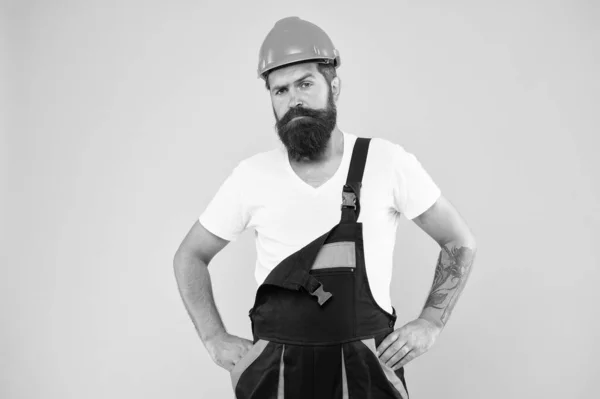 A bányász sisakot visel a biztonság kedvéért. szakértő az építkezésben. brutális férfi szakállas munkás. Ő csak egy kézműves. válaszd ki a foglalkozásod. építőmérnök munkaruhában. férfi építő kemény kalapban — Stock Fotó