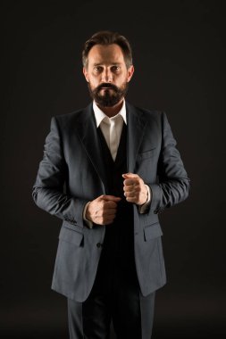 Takım elbiseli olgun iş adamı. Gölge işi kavramı. Kendine güvenen ve karizmatik CEO. Sadece başarılı olmak. Resmi giyinmiş sakallı bir adam. Büyük ve acımasız patron. İyi giyimli bir erkek.