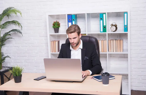 Financiële investeringen Cryptogeld. Investeerder die zich richt op het potentiële rendement van groei. Economische recessie en herstel. Financieel expert werkt met laptop. Concept effectenbeurs makelaar — Stockfoto