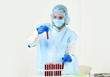 Laboratuvar analizi. Virüs testi yapın. Koronavirüs salgını. Tıbbi ekipman. Kan testi. Bilimadamları laboratuvarda kan örneğiyle çalışıyorlar. Kadın doktor deney yapıyor. kimyasal reaksiyon