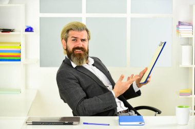 Sakallı patron ofisinde oturuyor. Yönetici sorunları çözüyor. Görevli işadamı başarılı iş çözümleri sunuyor. İş stratejisi geliştiriyorum. İş günü. CEO şirketin ahlaki lideri olmalı.