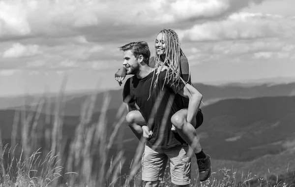 Δύο καρδιές γεμάτες αγάπη. Όμορφο ζευγάρι αγκαλιάζει τοπίο φόντο. Δύο ερωτευμένοι καλοκαιρινές διακοπές. Αγάπη και εμπιστοσύνη. Ρομαντικές σχέσεις. Ταξίδι στα βουνά έννοια. Μήνας του μέλιτος στα υψίπεδα — Φωτογραφία Αρχείου