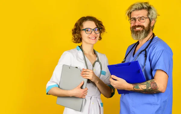 Medical education. Evidence based medicine. Team of doctor and nurse cooperating. Hospital treatment. Veterinary. Doctors group. Successful colleagues. Vet clinic. Doctors team. Medical staff people — Stock Photo, Image