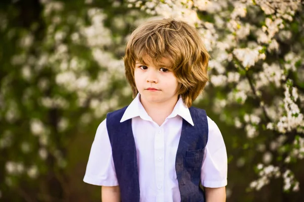 Joli gosse. Identité de genre. Adorable jardin de printemps garçon. Journée internationale de l'enfance. Bonne enfance. Enfant en bonne santé. Garde d'enfants. Vacances d'été. Garçon nature arrière-plan. Développement de l'enfant. Jardin d'enfants — Photo