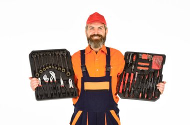 Alet takımı. Tornavidalar hazır. Adam alet çantası beyaz arka plan taşıyor. Elektrikçi aletleri. Tamirci tamirci alet çantası taşıyor. Tamirci konsepti. Profesyonel ekipmanlar. Özel Ahşap İşçileri