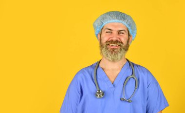 Hemşire laboratuvar asistanı. Steteskoplu kendine güvenen bir doktor. Sağlık ve sağlık hizmetleri. Enfeksiyona virüs neden olur. Koronavirüs salgını hastalığı. Aşı bağışıklığı etkinleştirir