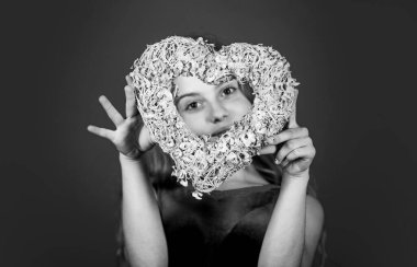 Romantik ruh hali ve atmosfer. Hayalperest kız pembe kalp dekoru tutuyor. Sevgililer Günü. Tatil kutlaması. İlk aşkım. Sevgilim ol. Sevgilimi seviyorum. Sevgililer Günü konsepti Samimi ve dürüst duygular.