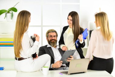 Patronla flört ediyor. Erkek ve kadın iş arkadaşları. Patronlarını seviyorlar. Ofis flörtü. Kariyer şirketi. Flört ve baştan çıkarma. Sekreter ve müdür. Ofis meselesi. Güzel bayanlarla çevrili