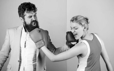 - Dikkatli ol. İlişki sorunları. Spor. Sakallı hippi adam bir kadınla kavga ediyor. Nakavt yumruğu. ki o haklı. Dövüşü kazan. Güç ve güç. Aile çift boks eldivenleri