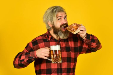 İlk dilimde aşk. Aç adam tek başına pizza yiyecek. Dandik bir tat. Taze ve sıcak. Canım İtalyan yemeği çekti. Sakallı hippi adam pizza tutuyor. Pizza teslimatı. Apartmana yemek götürüyordum.