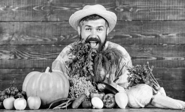 Hombre chef con rica cosecha de otoño. alimentos orgánicos y naturales. Feliz Halloween. agricultor maduro barbudo. Festival de la cosecha. alimentos vitamínicos estacionales. Frutas y hortalizas útiles. comida saludable. cocina comida —  Fotos de Stock