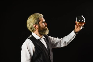 Zarif maço konyak içiyor. Şeri fıçıları içinde olgunlaşmış. Viski tatma. Viski durumunun iyi bir göstergesi. Zarif takım elbiseli sakallı iş adamı ve bir bardak viski. Sommelier 'in pahalı bir içeceği var.