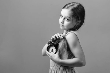 İlgili yüzü mavi arka planda olan liseli kız.