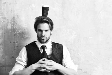 Kahve fincanı takım elbiseli bir iş adamının üzerine.