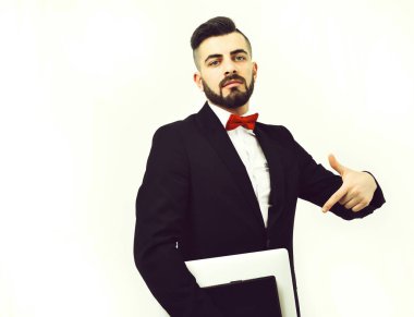 Kendine güveni ve sakalı olan iş adamı ya da proje yöneticisi