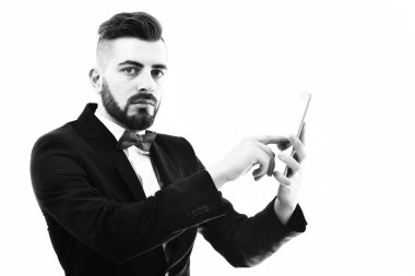 Meşgul iş adamı ya da sakallı ve meraklı yüzlü başarılı bir emlakçı.