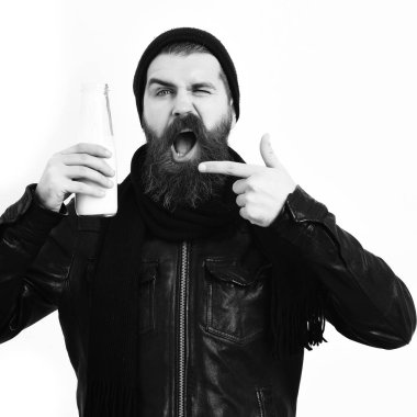 Sakallı, beyaz tenli hippi elinde cam süt kavanozu tutuyordu.